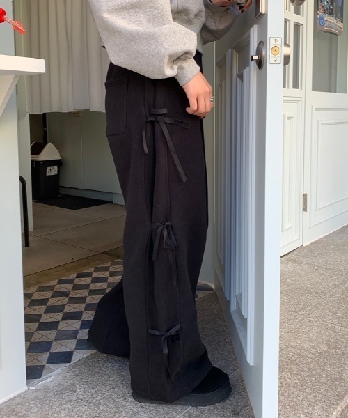 スウェットパンツです。ウエストに黒のリボンが付いています。 FOREVER 21（フォーエバー トゥエンティーワン）の「【2024SS