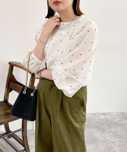 fredy emue（フレディエミュ）の「【WEB限定デザインあり】刺繍袖ボリュームブラウス（シャツ/ブラウス・レディース・イエロー/ホワイト系その他/サックスブルー/ブラック/オフホワイト/ブラック系その他・38）」の2枚目の写真