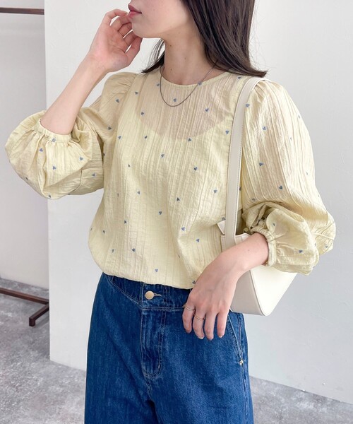 fredy emue（フレディエミュ）の「【WEB限定デザインあり】刺繍袖ボリュームブラウス（シャツ/ブラウス・レディース・イエロー/ホワイト系その他/サックスブルー/ブラック/オフホワイト/ブラック系その他・38）」の6枚目の写真