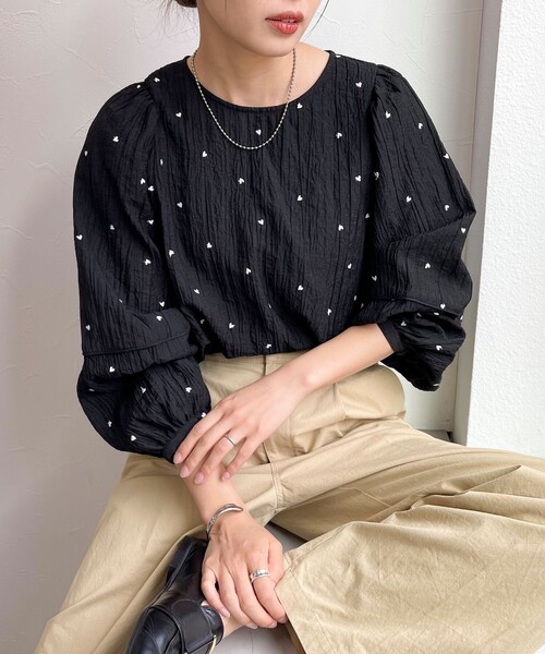 fredy emue（フレディエミュ）の「【WEB限定デザインあり】刺繍袖ボリュームブラウス（シャツ/ブラウス・レディース・イエロー/ホワイト系その他/サックスブルー/ブラック/オフホワイト/ブラック系その他・38）」の3枚目の写真