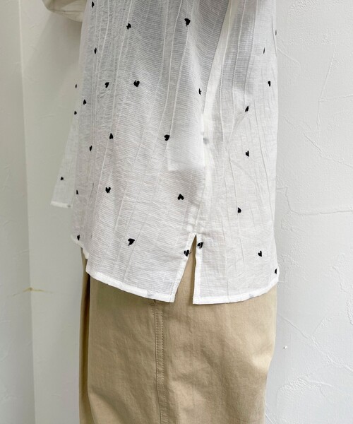 fredy emue（フレディエミュ）の「【WEB限定デザインあり】刺繍袖ボリュームブラウス（シャツ/ブラウス・レディース・イエロー/ホワイト系その他/サックスブルー/ブラック/オフホワイト/ブラック系その他・38）」の15枚目の写真