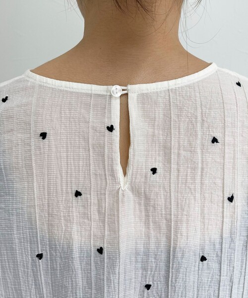 fredy emue（フレディエミュ）の「【WEB限定デザインあり】刺繍袖ボリュームブラウス（シャツ/ブラウス・レディース・イエロー/ホワイト系その他/サックスブルー/ブラック/オフホワイト/ブラック系その他・38）」の16枚目の写真