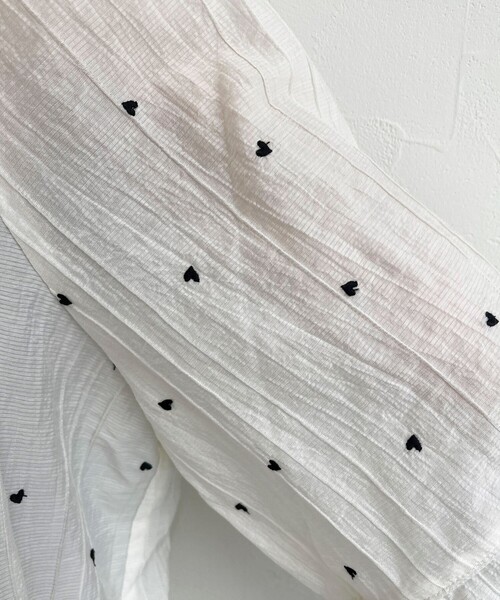 fredy emue（フレディエミュ）の「【WEB限定デザインあり】刺繍袖ボリュームブラウス（シャツ/ブラウス・レディース・イエロー/ホワイト系その他/サックスブルー/ブラック/オフホワイト/ブラック系その他・38）」の17枚目の写真