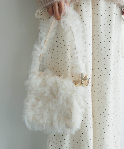 flower(フラワー)の「フリルチュールバッグ(ハンドバッグ・レディース・ブラック/アイボリー・FREE)」の2枚目の写真