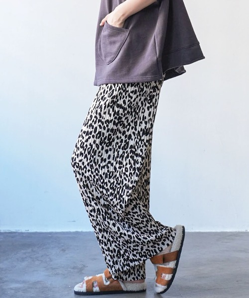 mili an deni（ミリアンデニ）の「ヒョウ柄セミワイドプリーツパンツ（その他パンツ・レディース・ブラック×ホワイト/ホワイト×ブラック・M）」の3枚目の写真