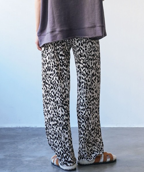 mili an deni（ミリアンデニ）の「ヒョウ柄セミワイドプリーツパンツ（その他パンツ・レディース・ブラック×ホワイト/ホワイト×ブラック・M）」の4枚目の写真
