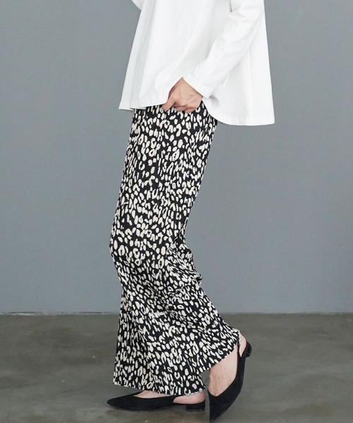 mili an deni（ミリアンデニ）の「ヒョウ柄セミワイドプリーツパンツ（その他パンツ・レディース・ブラック×ホワイト/ホワイト×ブラック・M）」の7枚目の写真