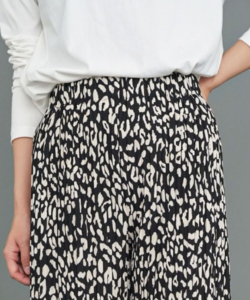 mili an deni（ミリアンデニ）の「ヒョウ柄セミワイドプリーツパンツ（その他パンツ・レディース・ブラック×ホワイト/ホワイト×ブラック・M）」の13枚目の写真