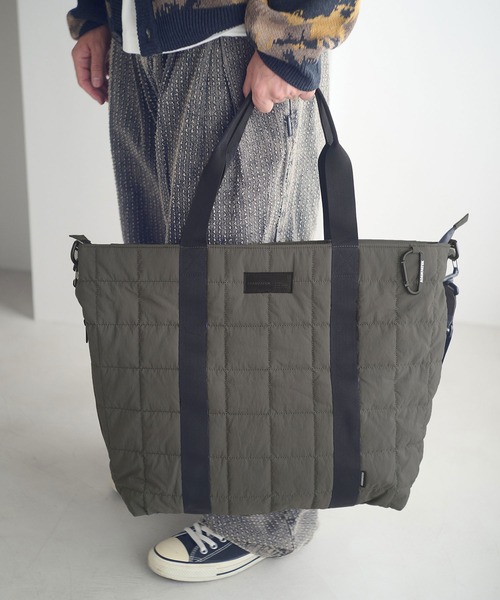 ADAM PATEK(アダムパテック)の「mko12282-square quilt shoulder tote bag ビッグトートバッグ(トートバッグ・メンズ・カーキ/ブラック/グレー・FREE)」の1枚目の写真
