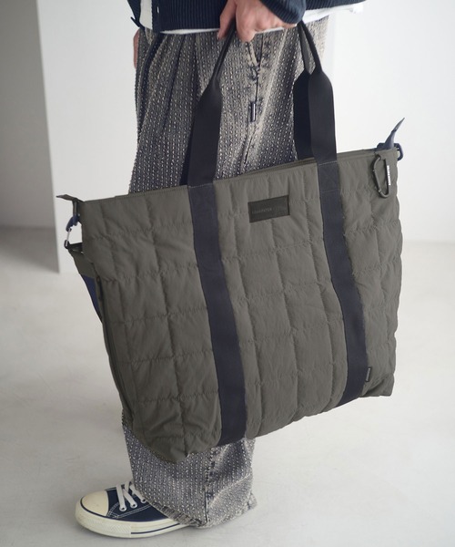 ADAM PATEK(アダムパテック)の「mko12282-square quilt shoulder tote bag ビッグトートバッグ(トートバッグ・メンズ・カーキ/ブラック/グレー・FREE)」の4枚目の写真