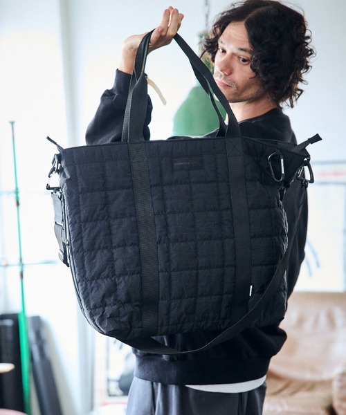 ADAM PATEK(アダムパテック)の「mko12282-square quilt shoulder tote bag ビッグトートバッグ(トートバッグ・メンズ・カーキ/ブラック/グレー・FREE)」の5枚目の写真
