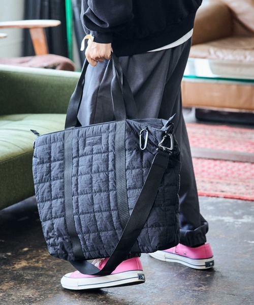 ADAM PATEK(アダムパテック)の「mko12282-square quilt shoulder tote bag ビッグトートバッグ(トートバッグ・メンズ・カーキ/ブラック/グレー・FREE)」の7枚目の写真