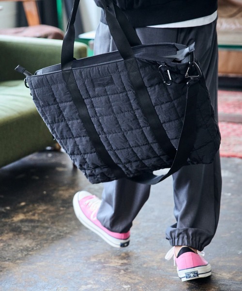 ADAM PATEK(アダムパテック)の「mko12282-square quilt shoulder tote bag ビッグトートバッグ(トートバッグ・メンズ・カーキ/ブラック/グレー・FREE)」の8枚目の写真