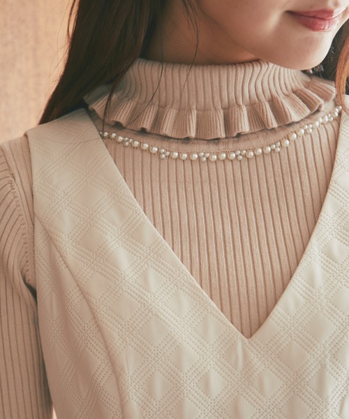 tocco closet(トッコ クローゼット)の「パール付きフリルタートルネックリブニットプルオーバー(ニット/セーター・レディース・ブラック/オフホワイト/グレー/ピンク/レッド/ベージュ・M)」の4枚目の写真