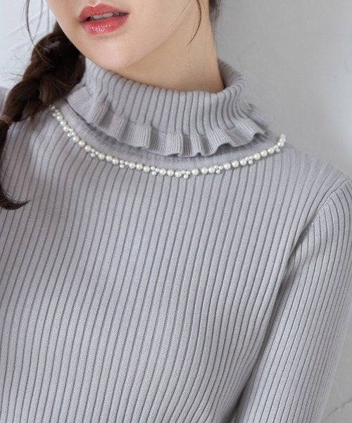 tocco closet(トッコ クローゼット)の「パール付きフリルタートルネックリブニットプルオーバー(ニット/セーター・レディース・ブラック/オフホワイト/グレー/ピンク/レッド/ベージュ・M)」の3枚目の写真
