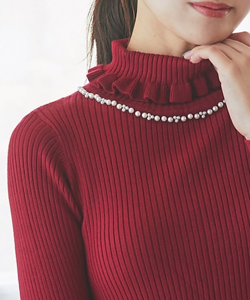tocco closet(トッコ クローゼット)の「パール付きフリルタートルネックリブニットプルオーバー(ニット/セーター・レディース・ブラック/オフホワイト/グレー/ピンク/レッド/ベージュ・M)」の6枚目の写真