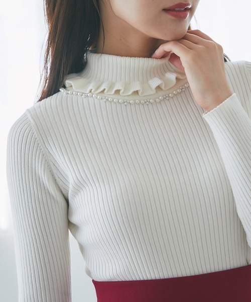 tocco closet(トッコ クローゼット)の「パール付きフリルタートルネックリブニットプルオーバー(ニット/セーター・レディース・ブラック/オフホワイト/グレー/ピンク/レッド/ベージュ・M)」の2枚目の写真