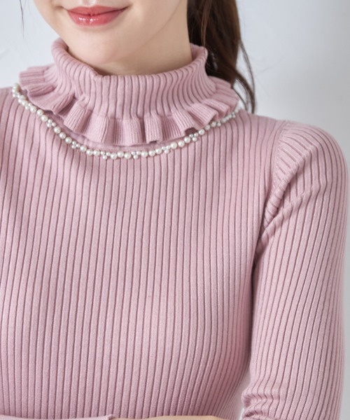 tocco closet(トッコ クローゼット)の「パール付きフリルタートルネックリブニットプルオーバー(ニット/セーター・レディース・ブラック/オフホワイト/グレー/ピンク/レッド/ベージュ・M)」の5枚目の写真