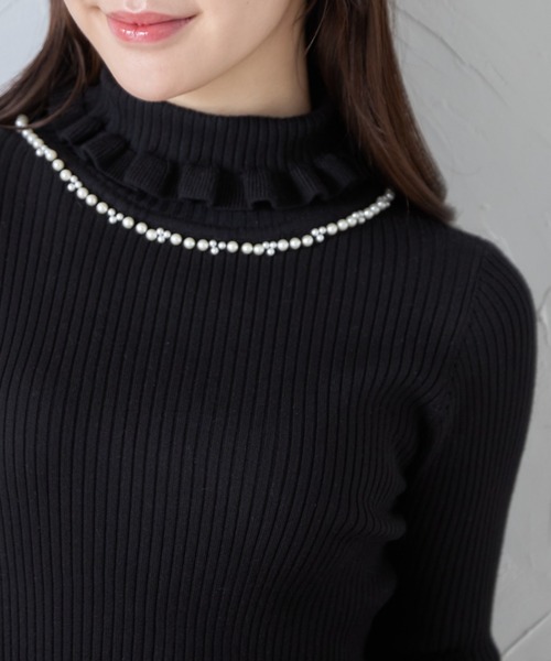 tocco closet(トッコ クローゼット)の「パール付きフリルタートルネックリブニットプルオーバー(ニット/セーター・レディース・ブラック/オフホワイト/グレー/ピンク/レッド/ベージュ・M)」の1枚目の写真