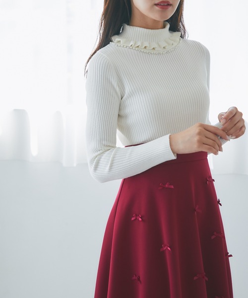 tocco closet(トッコ クローゼット)の「パール付きフリルタートルネックリブニットプルオーバー(ニット/セーター・レディース・ブラック/オフホワイト/グレー/ピンク/レッド/ベージュ・M)」の9枚目の写真