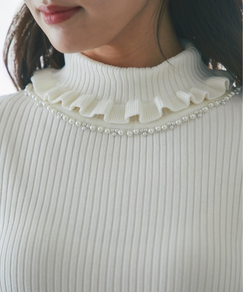 tocco closet(トッコ クローゼット)の「パール付きフリルタートルネックリブニットプルオーバー(ニット/セーター・レディース・ブラック/オフホワイト/グレー/ピンク/レッド/ベージュ・M)」の11枚目の写真