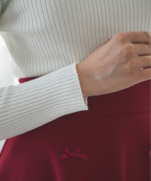 tocco closet(トッコ クローゼット)の「パール付きフリルタートルネックリブニットプルオーバー(ニット/セーター・レディース・ブラック/オフホワイト/グレー/ピンク/レッド/ベージュ・M)」の12枚目の写真