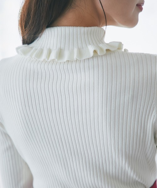 tocco closet(トッコ クローゼット)の「パール付きフリルタートルネックリブニットプルオーバー(ニット/セーター・レディース・ブラック/オフホワイト/グレー/ピンク/レッド/ベージュ・M)」の13枚目の写真