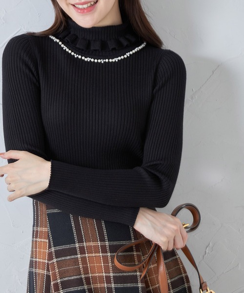 tocco closet(トッコ クローゼット)の「パール付きフリルタートルネックリブニットプルオーバー(ニット/セーター・レディース・ブラック/オフホワイト/グレー/ピンク/レッド/ベージュ・M)」の14枚目の写真