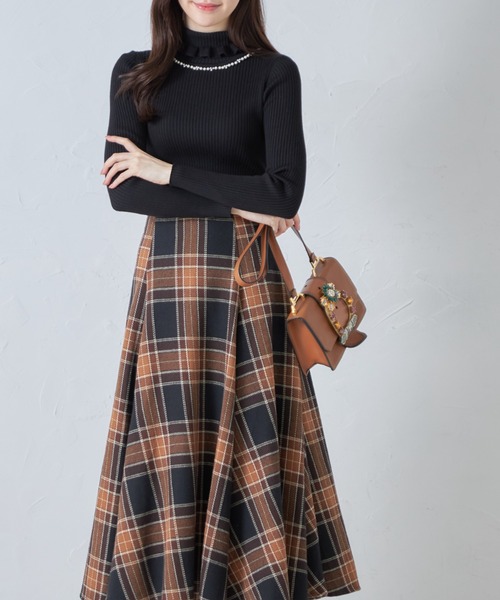 tocco closet(トッコ クローゼット)の「パール付きフリルタートルネックリブニットプルオーバー(ニット/セーター・レディース・ブラック/オフホワイト/グレー/ピンク/レッド/ベージュ・M)」の16枚目の写真