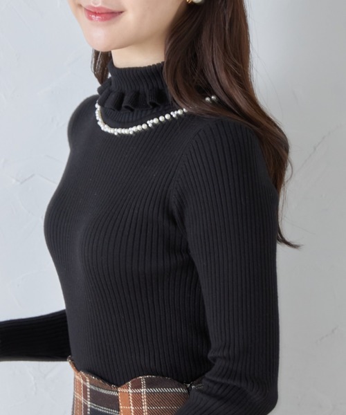 tocco closet(トッコ クローゼット)の「パール付きフリルタートルネックリブニットプルオーバー(ニット/セーター・レディース・ブラック/オフホワイト/グレー/ピンク/レッド/ベージュ・M)」の17枚目の写真