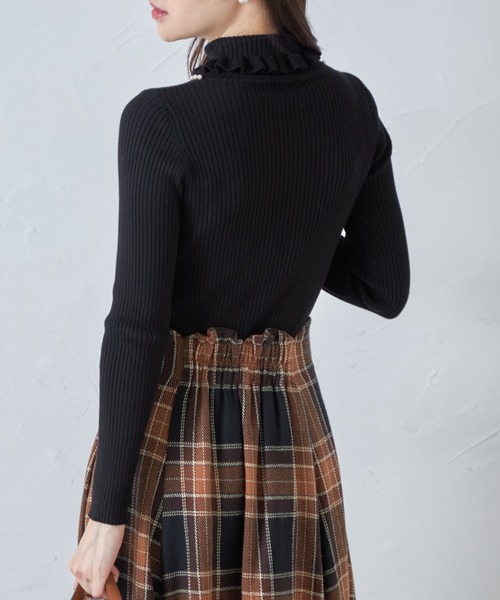 tocco closet(トッコ クローゼット)の「パール付きフリルタートルネックリブニットプルオーバー(ニット/セーター・レディース・ブラック/オフホワイト/グレー/ピンク/レッド/ベージュ・M)」の18枚目の写真