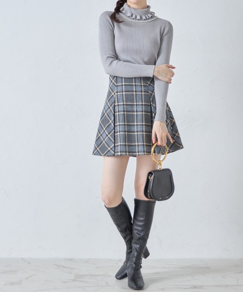 tocco closet(トッコ クローゼット)の「パール付きフリルタートルネックリブニットプルオーバー(ニット/セーター・レディース・ブラック/オフホワイト/グレー/ピンク/レッド/ベージュ・M)」の19枚目の写真