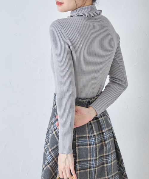 tocco closet(トッコ クローゼット)の「パール付きフリルタートルネックリブニットプルオーバー(ニット/セーター・レディース・ブラック/オフホワイト/グレー/ピンク/レッド/ベージュ・M)」の20枚目の写真