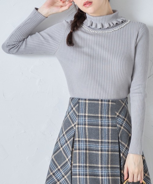 tocco closet(トッコ クローゼット)の「パール付きフリルタートルネックリブニットプルオーバー(ニット/セーター・レディース・ブラック/オフホワイト/グレー/ピンク/レッド/ベージュ・M)」の21枚目の写真