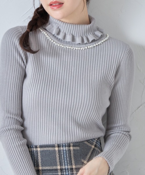 tocco closet(トッコ クローゼット)の「パール付きフリルタートルネックリブニットプルオーバー(ニット/セーター・レディース・ブラック/オフホワイト/グレー/ピンク/レッド/ベージュ・M)」の22枚目の写真