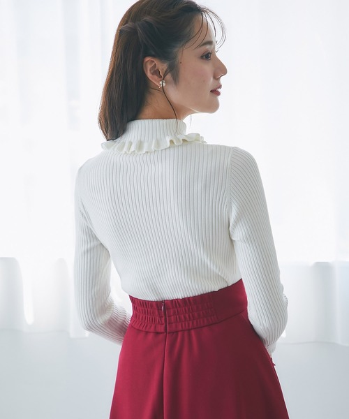 tocco closet(トッコ クローゼット)の「パール付きフリルタートルネックリブニットプルオーバー(ニット/セーター・レディース・ブラック/オフホワイト/グレー/ピンク/レッド/ベージュ・M)」の10枚目の写真