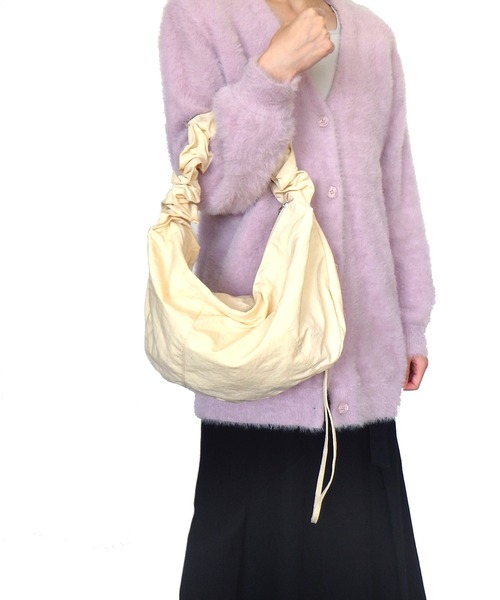 AVALON(U.Q)(アバロン)の「クシュクシュギャザーショルダーバック(ショルダーバッグ・レディース・ブラック/ライトベージュ/グレー・FREE)」の17枚目の写真