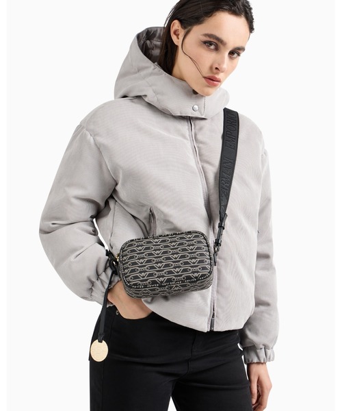 EMPORIO ARMANI(エンポリオアルマーニ)の「【エンポリオ アルマーニ】カメラケース ショルダーストラップ付き オールオーバーモノグラムプリント(ショルダーバッグ・レディース・ブラック系その他/ピンク・FREE)」の7枚目の写真