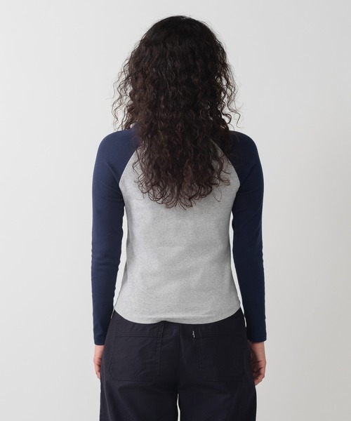 Levi's(リーバイス)の「Levi's/リーバイス ユーロ スポーツTシャツ(Tシャツ/カットソー・レディース・グレー・XS/S/M)」の2枚目の写真