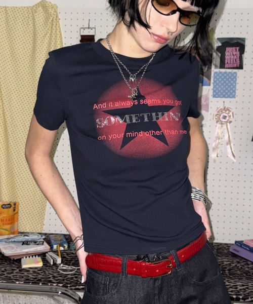 SHAGGIE（シャギー）の「キラキラストーンミニタイトTシャツ（Tシャツ/カットソー・レディース・チャコールグレー/レッド/ピンク/ホワイト/ブルー/ブラウン/ネイビー・FREE）」の5枚目の写真