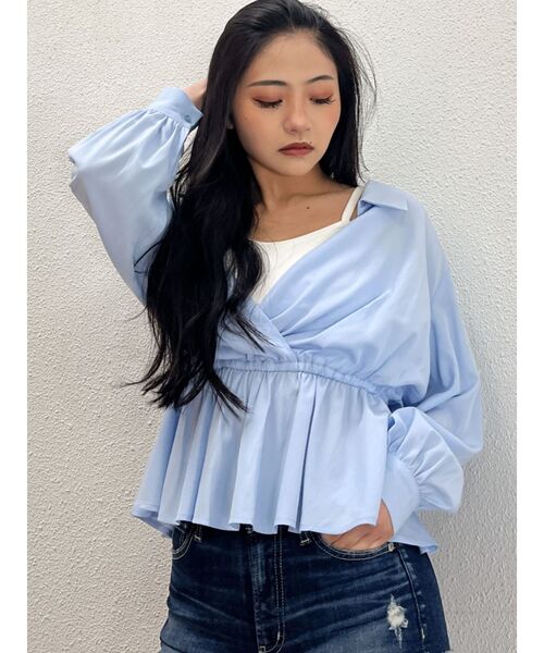 GYDA(ジェイダ)の「キャミレイヤードオフショルペプラムシャツ(シャツ/ブラウス・レディース・オフホワイト/ブルー・FREE)」の1枚目の写真