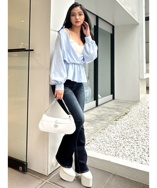 GYDA(ジェイダ)の「キャミレイヤードオフショルペプラムシャツ(シャツ/ブラウス・レディース・オフホワイト/ブルー・FREE)」の5枚目の写真