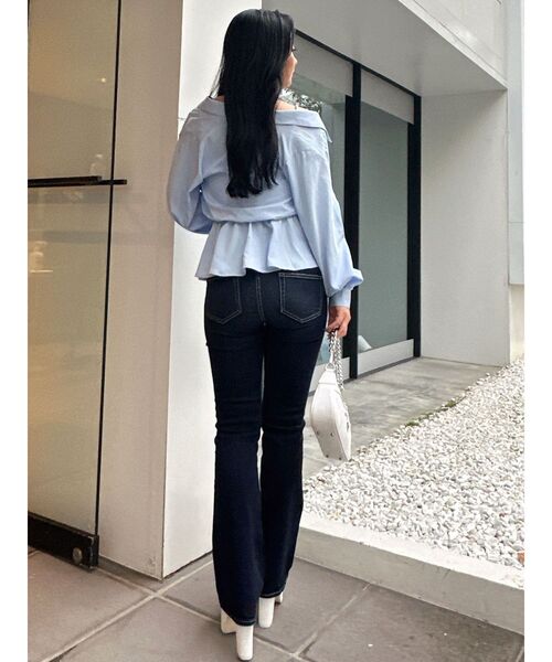 GYDA(ジェイダ)の「キャミレイヤードオフショルペプラムシャツ(シャツ/ブラウス・レディース・オフホワイト/ブルー・FREE)」の6枚目の写真