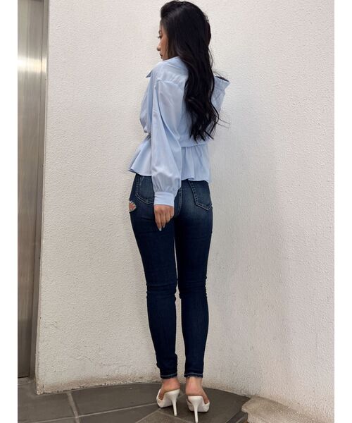 GYDA(ジェイダ)の「キャミレイヤードオフショルペプラムシャツ(シャツ/ブラウス・レディース・オフホワイト/ブルー・FREE)」の11枚目の写真