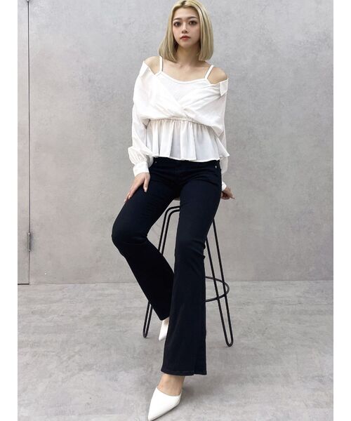 GYDA(ジェイダ)の「キャミレイヤードオフショルペプラムシャツ(シャツ/ブラウス・レディース・オフホワイト/ブルー・FREE)」の20枚目の写真