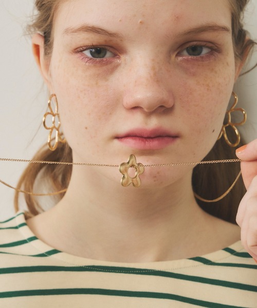 Unitage(ユニテージ)の「フラワーモチーフネックレス(ネックレス・レディース・シルバー/ゴールド・FREE)」の3枚目の写真