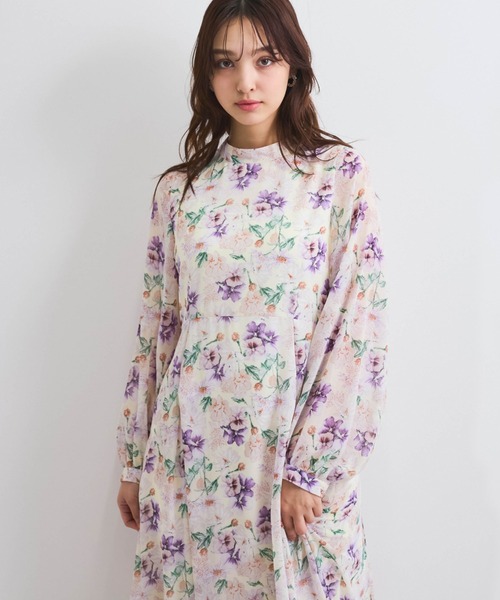 QUEENS COURT（クイーンズコート）の「フラワーシアーワンピース≪洗濯機で洗える≫（ワンピース・レディース・パープル/ピンク/ネイビー・M）」の3枚目の写真
