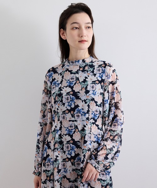 QUEENS COURT（クイーンズコート）の「フラワーシアーワンピース≪洗濯機で洗える≫（ワンピース・レディース・パープル/ピンク/ネイビー・M）」の4枚目の写真