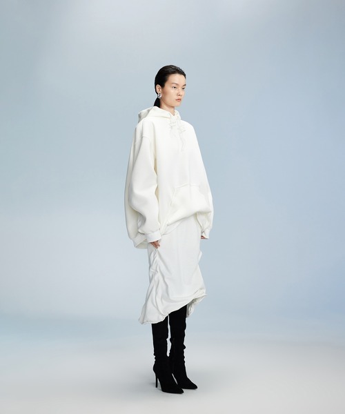 JNBY(ジェーエヌビーワイ)の「Oversized Wire Hoodie / ワイヤーフーディー(パーカー・レディース・ホワイト/ブラック/グレー・36/34/38)」の8枚目の写真