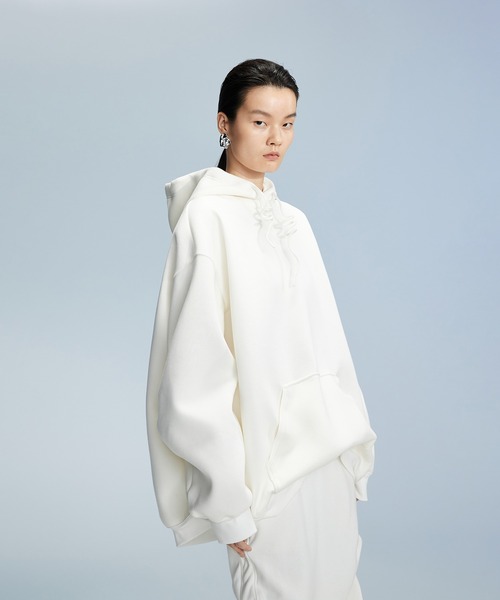 JNBY(ジェーエヌビーワイ)の「Oversized Wire Hoodie / ワイヤーフーディー(パーカー・レディース・ホワイト/ブラック/グレー・36/34/38)」の12枚目の写真